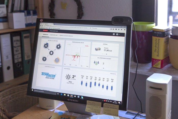 Echtzeit-Visualisierung des erzeugten Solarstroms, die über das Internet per Smartphone, PC und Tablet abrufbar ist