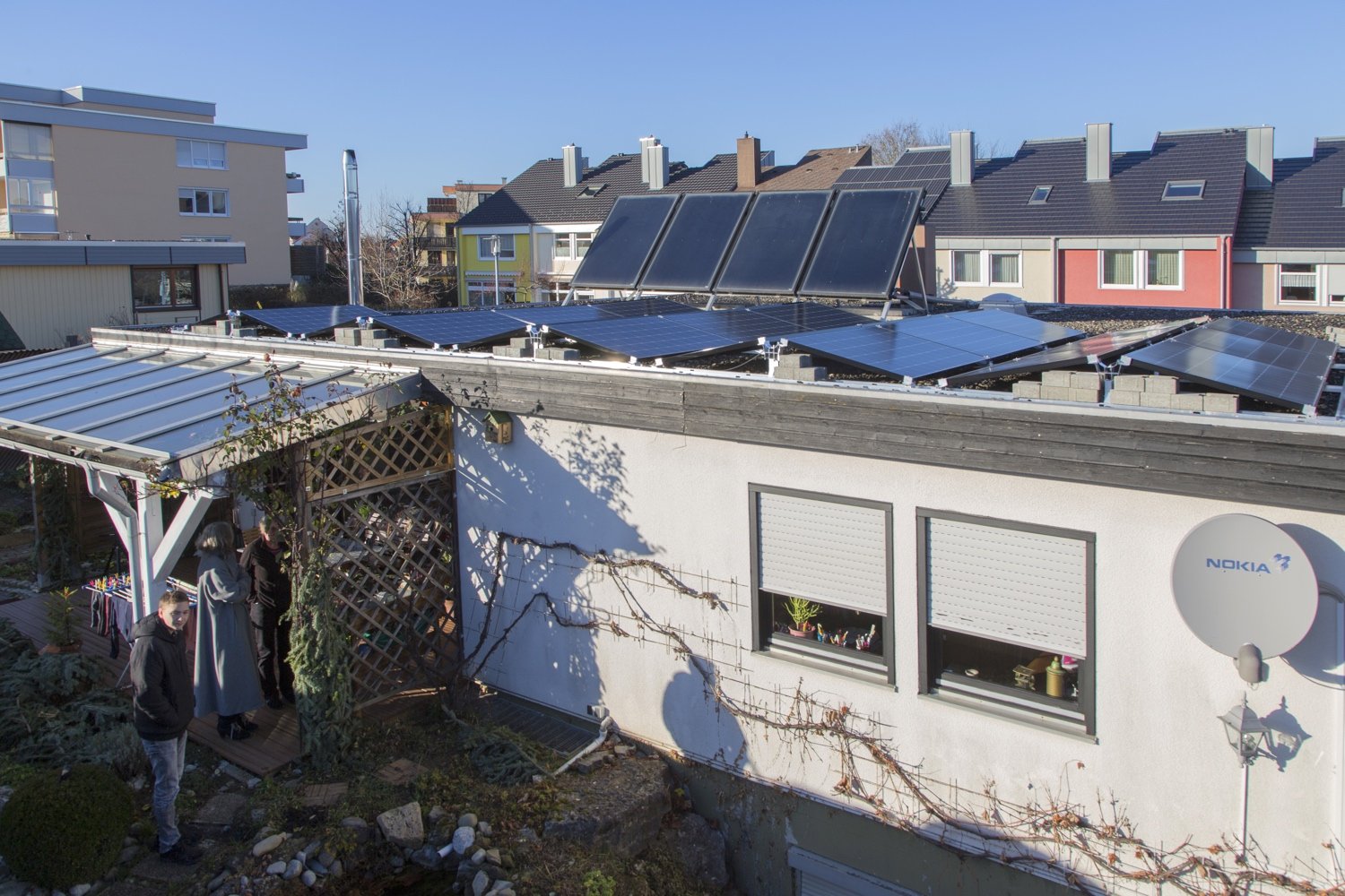 Photovoltaikanlage mit Ost-West-Aufständerung auf Flachdach in Hechingen