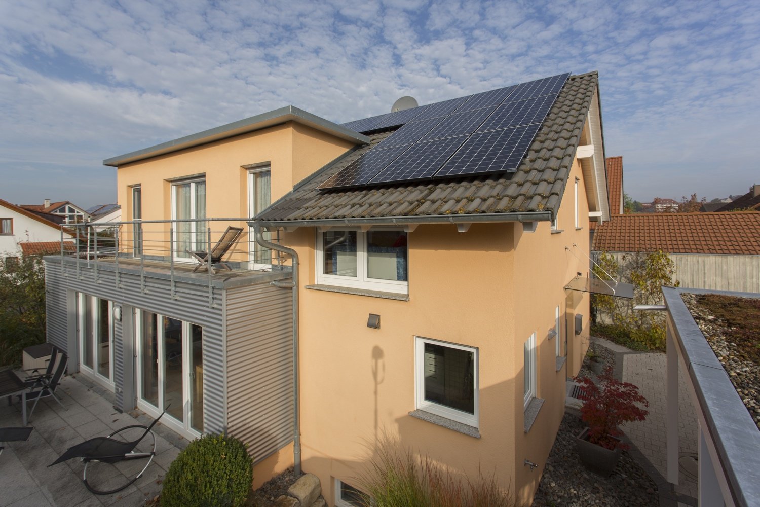 Photovoltaikanlage auf kleiner Dachfläche und Stromspeicher in Gomaringen