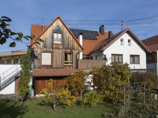 Photovoltaikanlage auf drei Dachflächen und Stromspeicher in Rangendingen