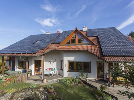 Doppelhaus mit Photovoltaikanlagen, Wärmepumpen und Stromspeicher in Bisingen