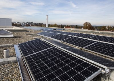 Photovoltaikanlage auf dem Flachdach des Zollernalb Klinikums Balingen