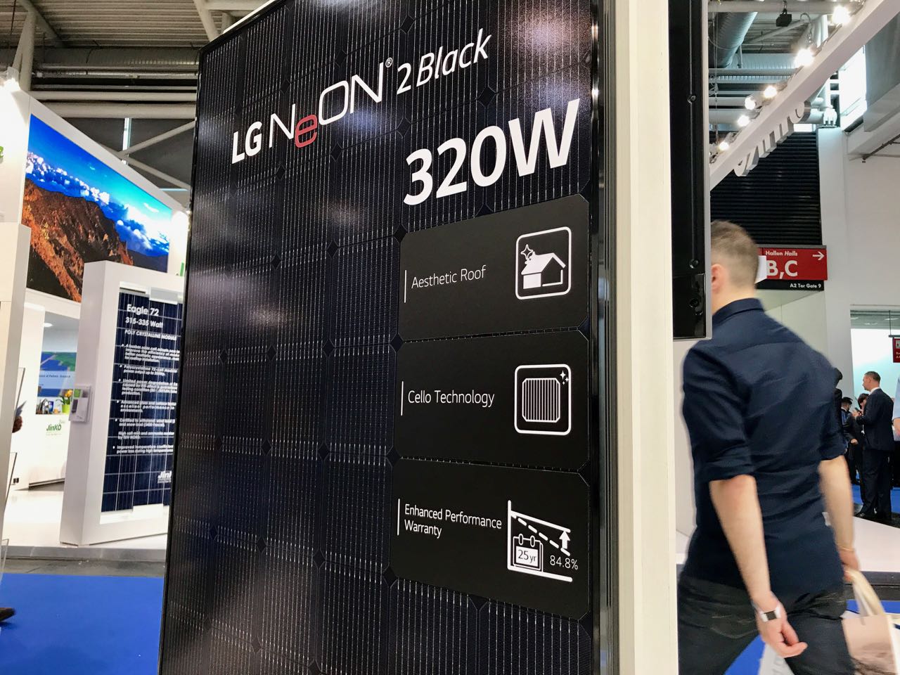 Die LG Neon 2 Black 320 Watt Solarmodule auf der Intersolar 2017