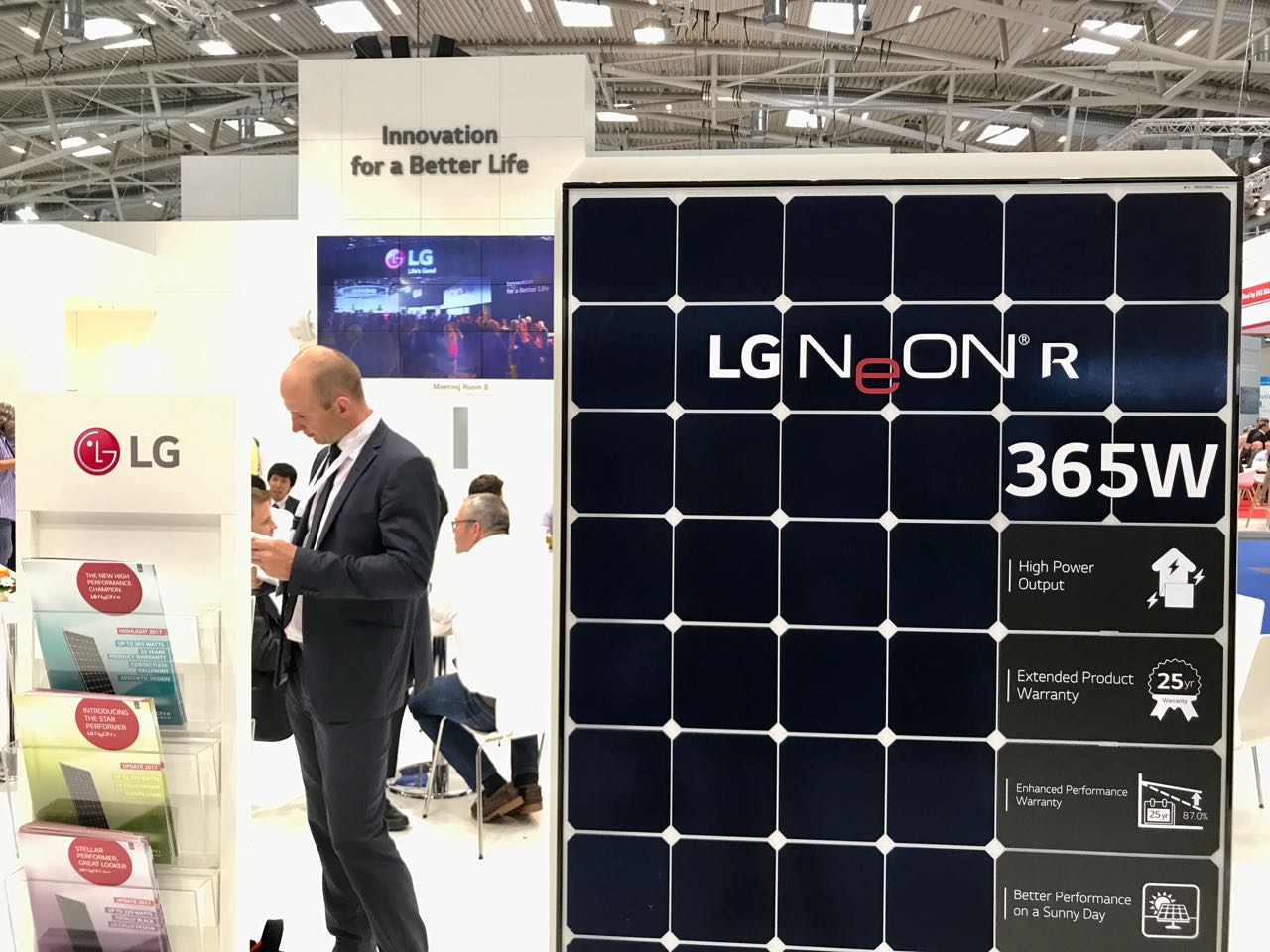 Das LG Neon R Solarmodul mit 365 Watt auf der Intersolar 2017