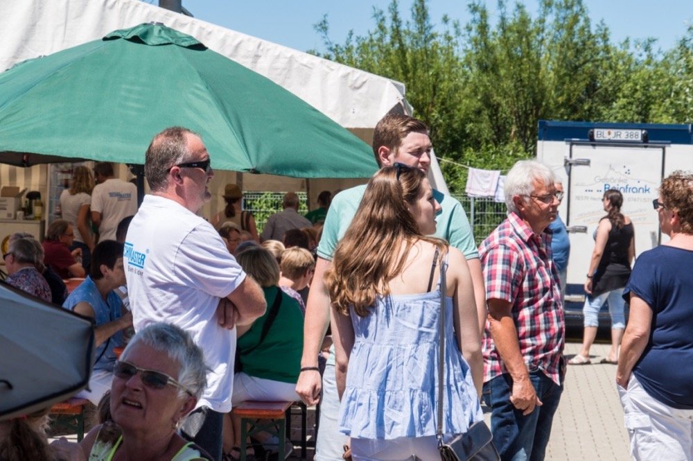 Besucher des TECHMASTER OPEN 2017 in Hechingen informieren sich über Smart Home, Photovoltaik und Stromspeicher.