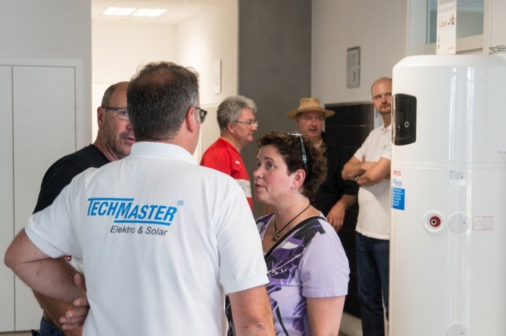 Besucher des TECHMASTER OPEN 2017 in Hechingen informieren sich über Smart Home, Photovoltaik und Stromspeicher.