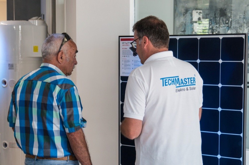 Beratung vor dem neuen LG Solarmodul Neon R mit 360 Watt beim Tag der offenen Tür in Hechingen