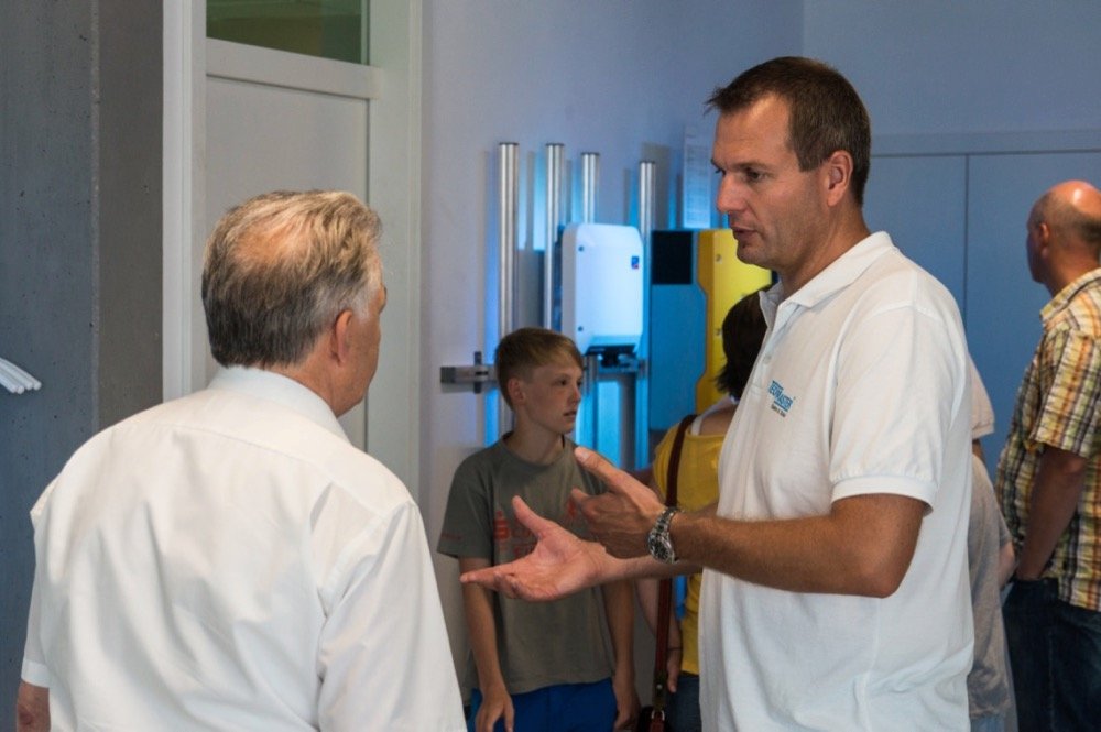 Besucher des TECHMASTER OPEN 2017 in Hechingen informieren sich über Smart Home, Photovoltaik und Stromspeicher.