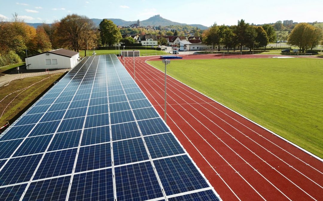 Weiherstadion in Hechingen: TECHMASTER sponsert Tribünendach mit Photovoltaikanlage