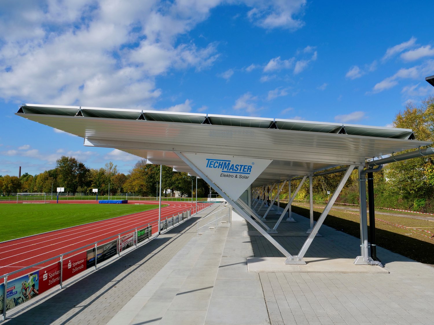 Weiherstadion - Hechingen - Tribühne mit Photovoltaikanlage