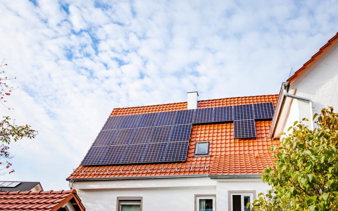 Photovoltaikanlage in Gomaringen mit LG-Modulen auf einem steilen Dach.