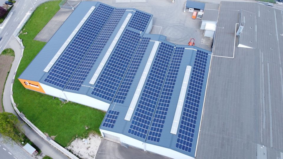 Photovoltaikanlage auf Fabrikhalle in Gomaringen